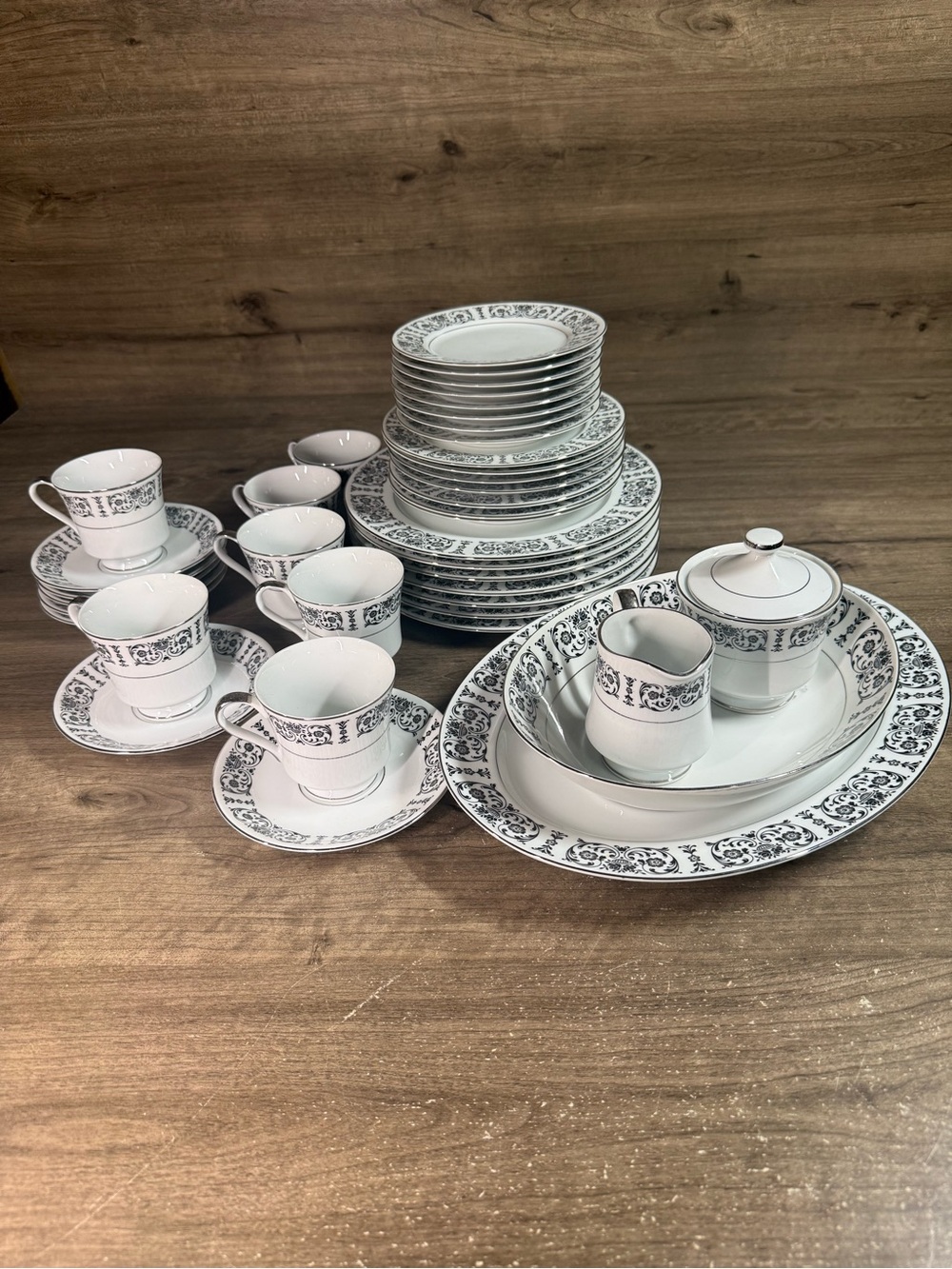 Royal Song Trosseua Fine China 3038-A Black & White 38 Piece Dish Set